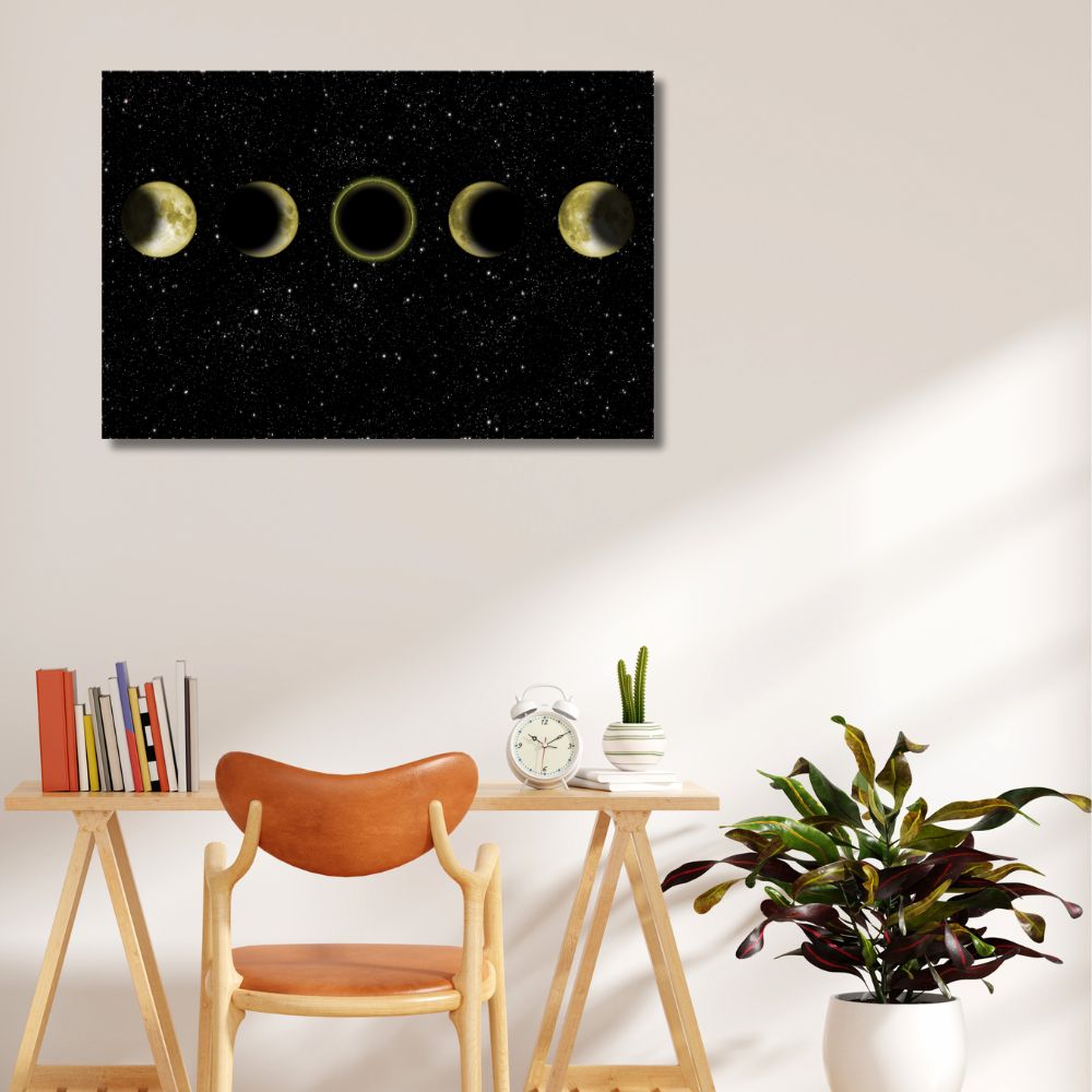 Slika faza pomračenja Meseca na crnoj pozadini prepunoj zvezda, zlatni i tamni tonovi.