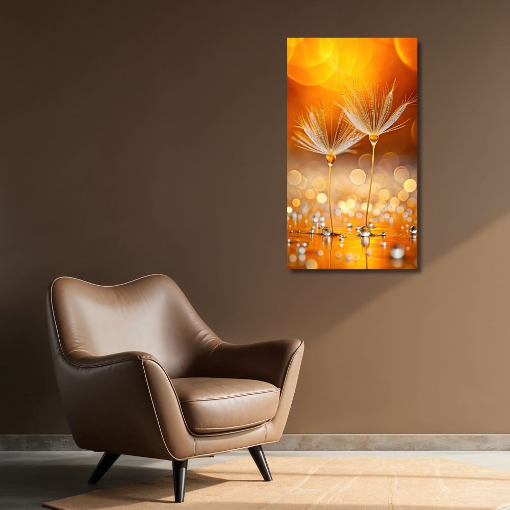 Slika semena maslačka sa kapima vode na narandžastoj pozadini, simbolika strpljenja, snage i novog početka.