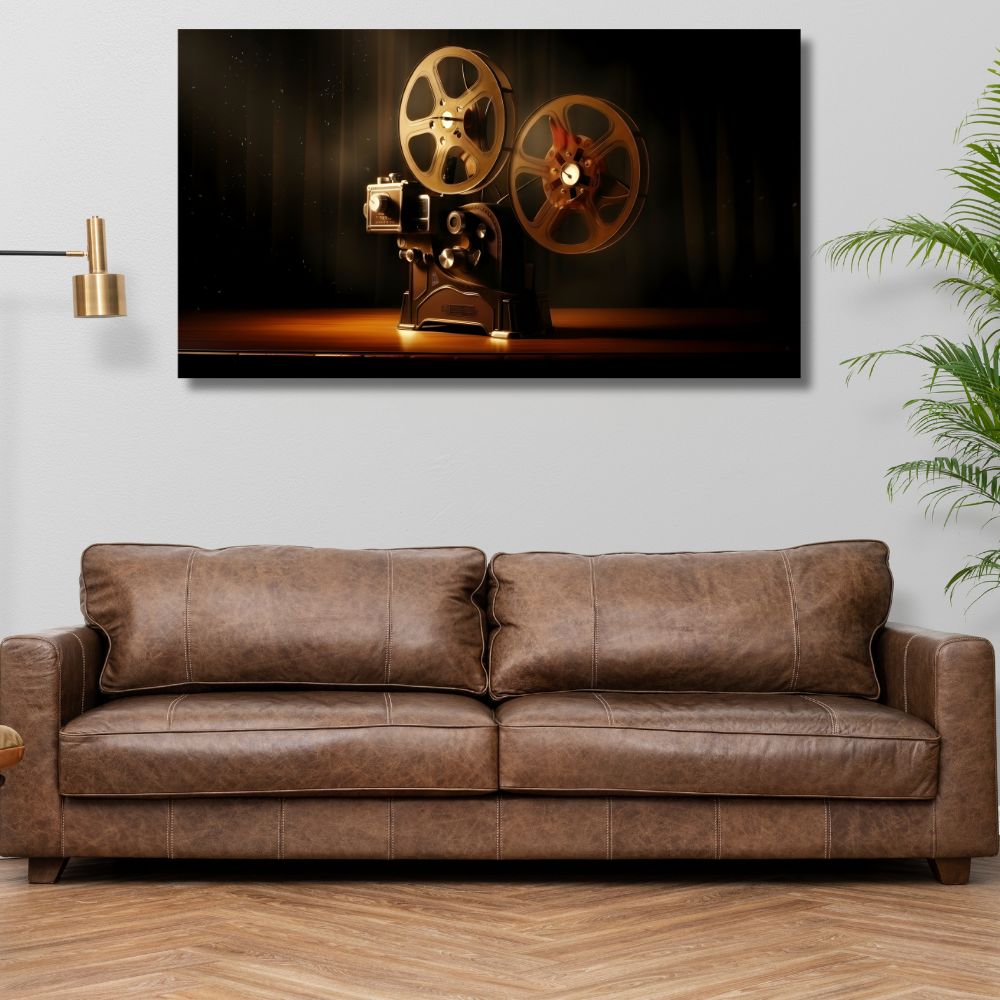 Slika vintage filmskog projektora na drvenom stolu sa toplim osvetljenjem i tamnom pozadinom.