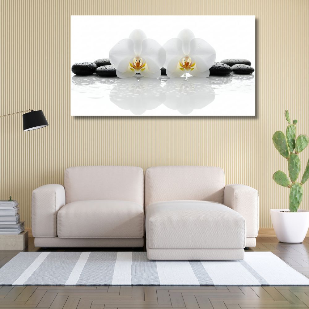 Slika na platnu sa dve bele orhideje, crnim rečnim kamenjem i kapljicama vode na beloj pozadini.