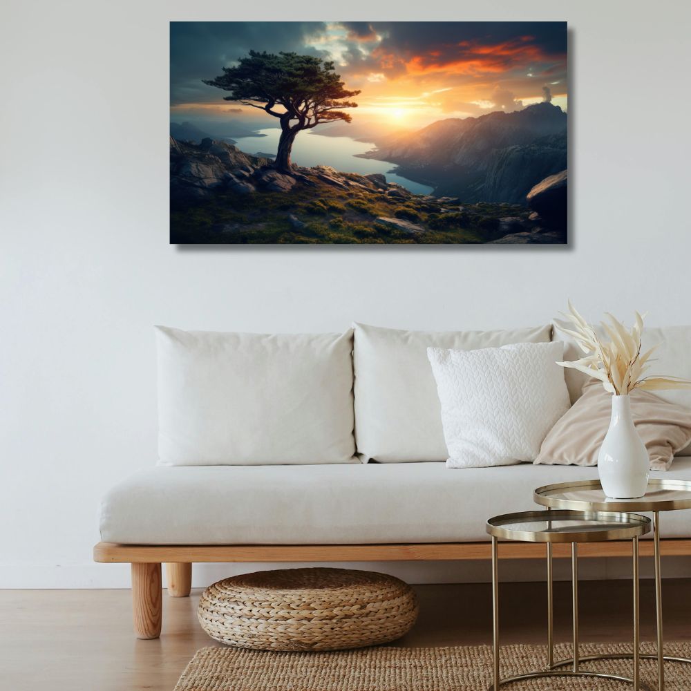 Slika drveta na kamenoj litici iznad fjorda, zalazak sunca iza planinskih vrhova, dramatičan pejzaž na platnu.